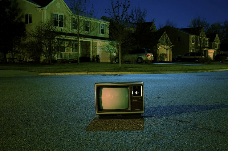tv_television_suburban_street